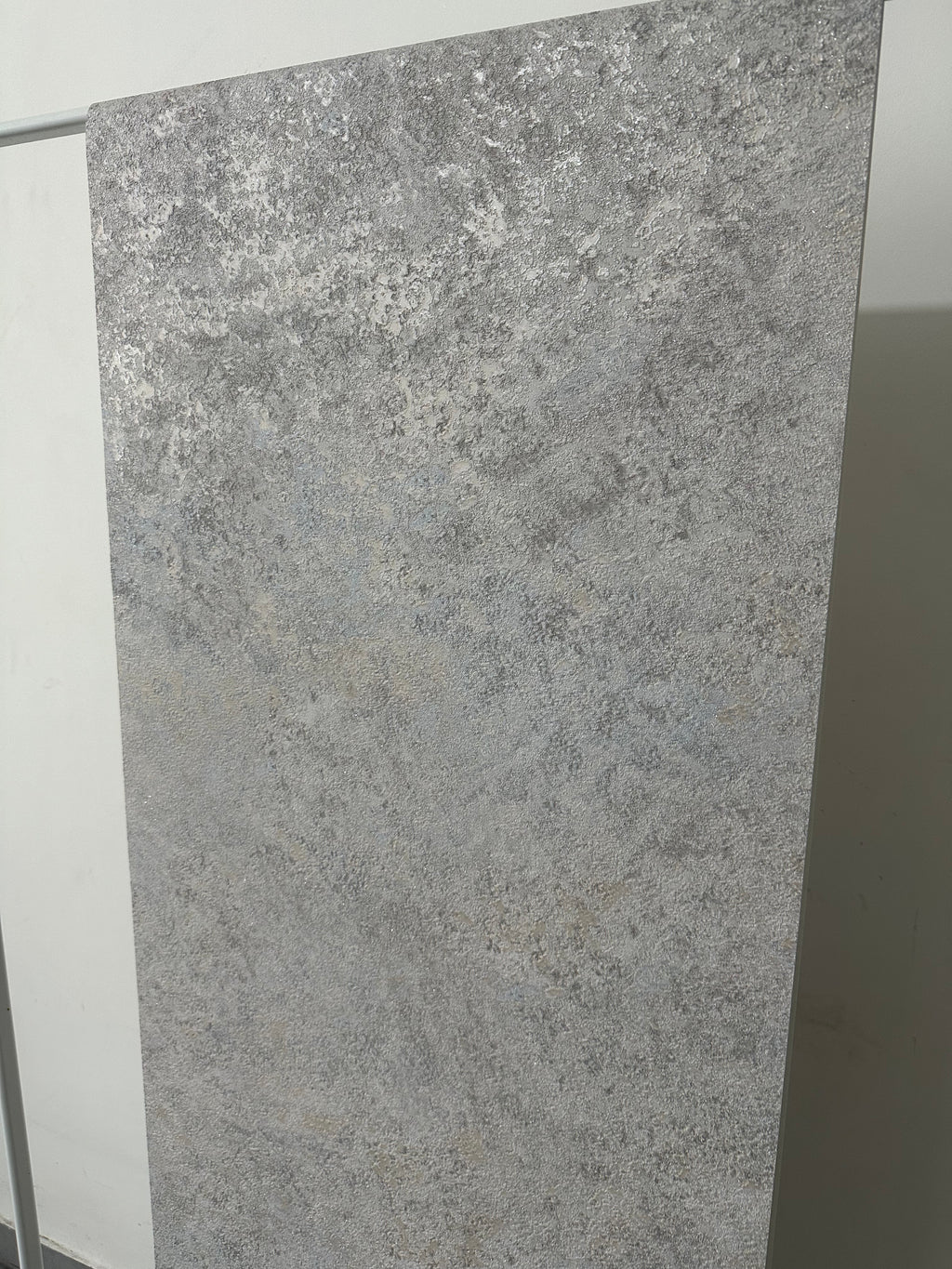 Papier peint taloché gris 0,53x10m