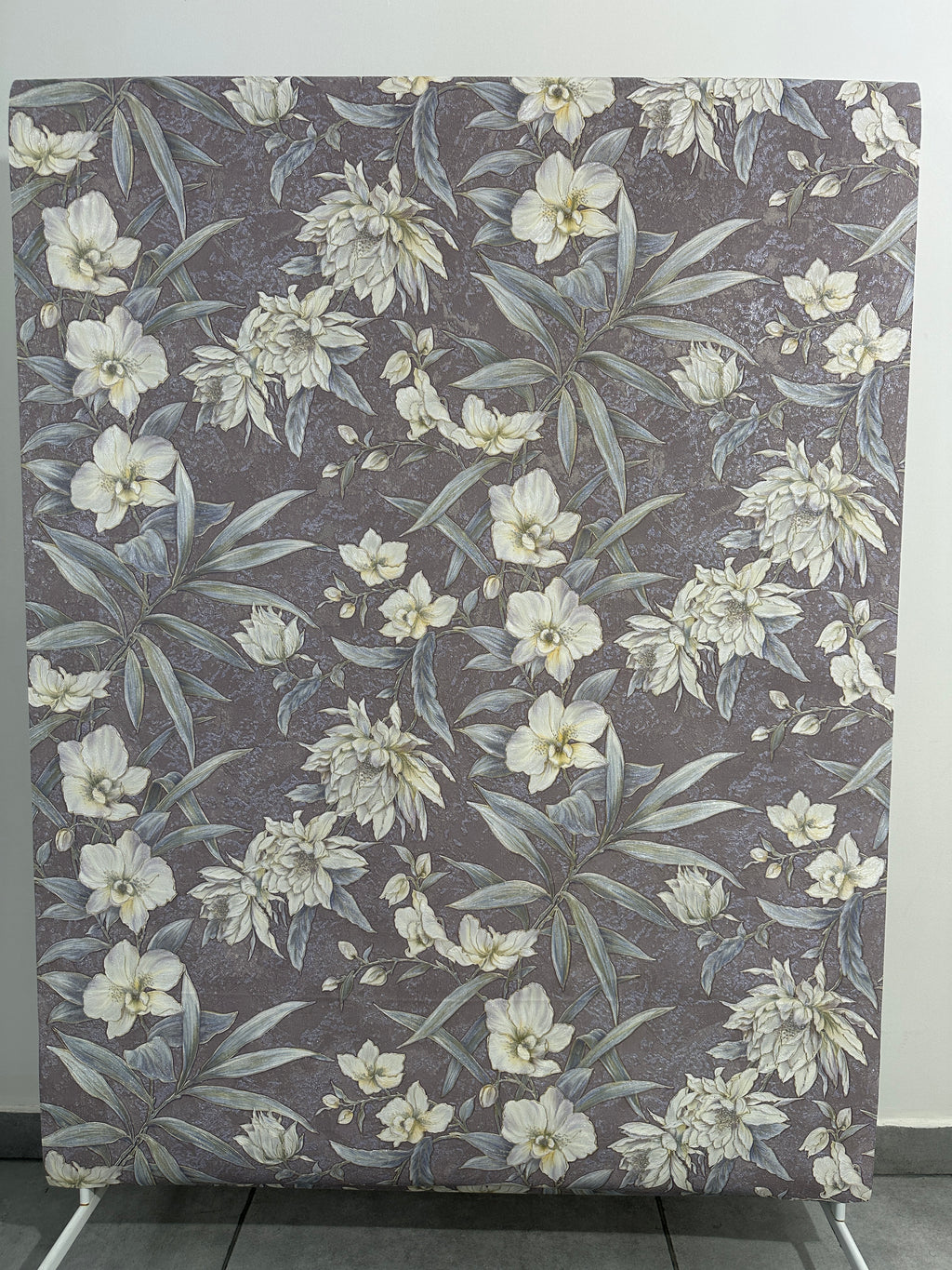Papier peint fleuri violet crème 1,06x10m